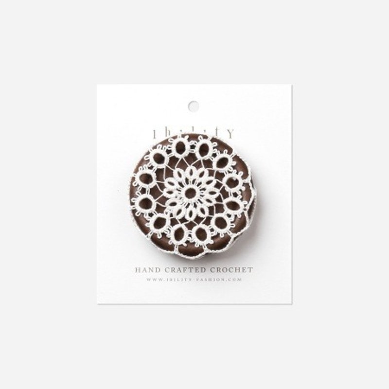 蒲公英鉤織胸針 ／ Dandelion, Wooden Button Brooch with Crochet - 胸針 - 木頭 咖啡色