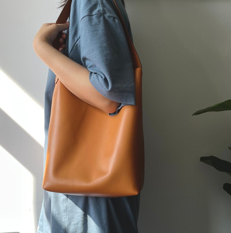 Zemoneni leather lady unisex bag and Hand bag with wide handle style - กระเป๋าถือ - หนังแท้ สีนำ้ตาล