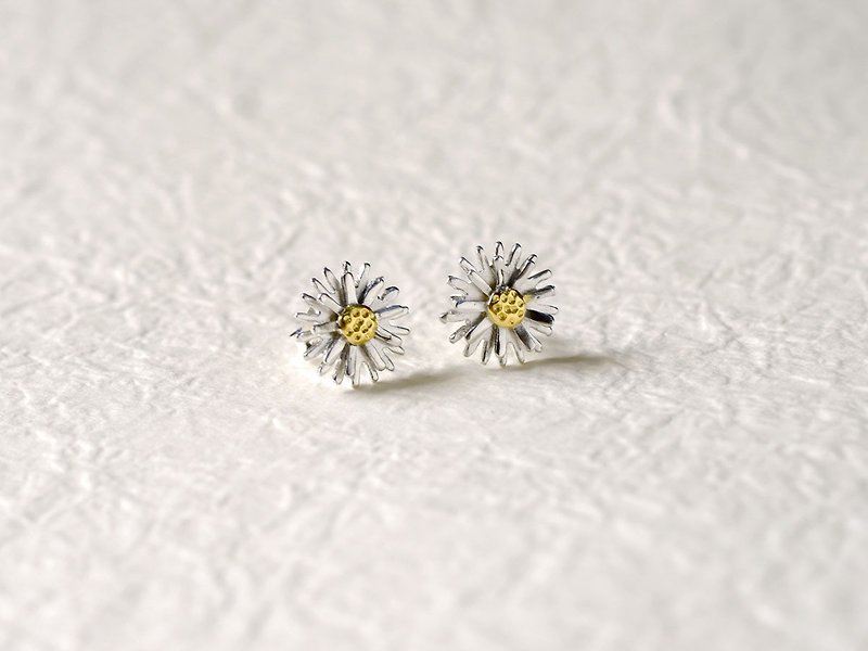 Little daisys spring – single petal (925  silver earrings) - C percent jewelry - ต่างหู - เงินแท้ สีเงิน