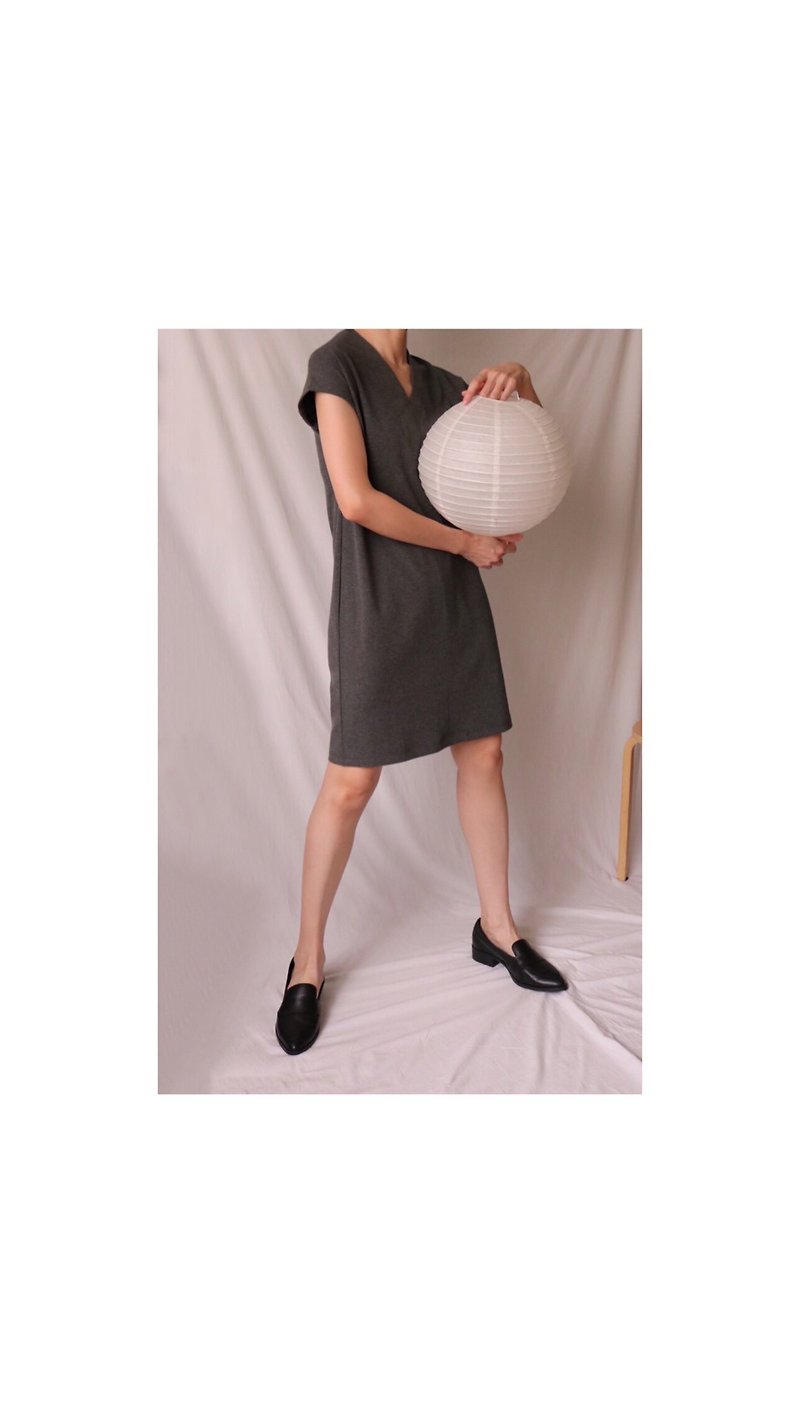 Nolita Dress現代和服碳灰輪廓直線紋洋裝 - 連身裙 - 棉．麻 