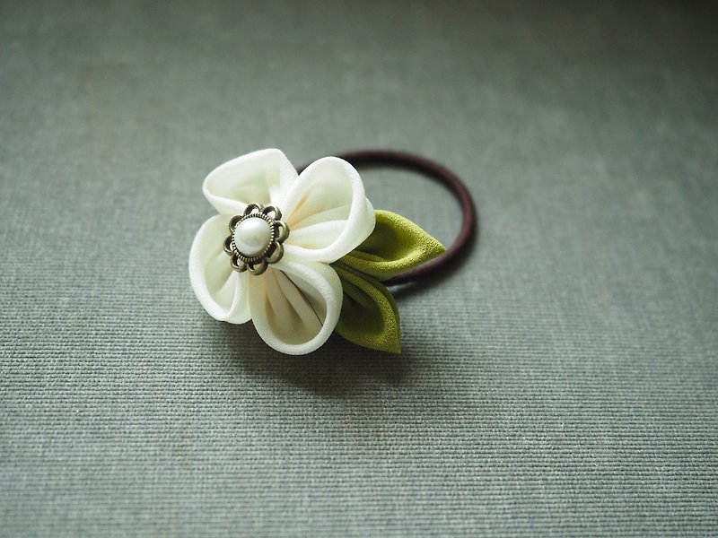 手作りの白い小さな布の花のヘアピン/ヘアタイ - ヘアアクセサリー - その他の素材 ホワイト