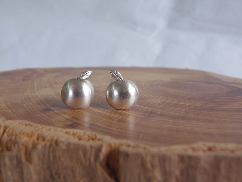 Tiny Apple--Sterling Silver--Silver Apple--Cute Apple--Stud Earrings - ต่างหู - เงิน สีเทา