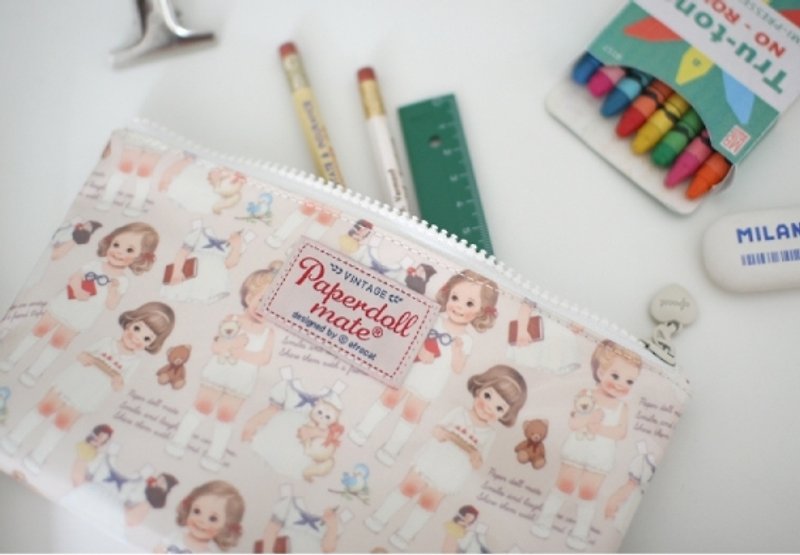 韓國【Afrocat】Oilcloth pouch_M〈Beige Pattern〉復古 紙娃娃 錢包 化妝包 鉛筆盒 文具 收納 - 鉛筆/自動鉛筆 - 真皮 卡其色
