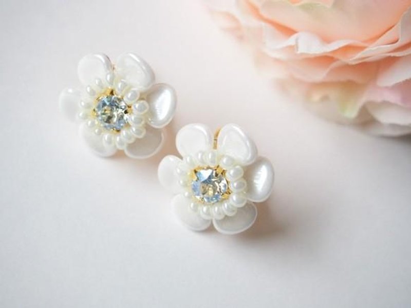 white flower pierce/earring petit  moon light - 耳環/耳夾 - 其他金屬 