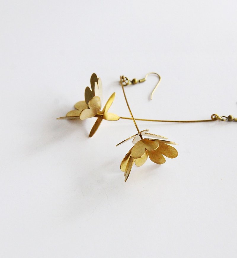 金色花朵耳環 - 耳環/耳夾 - 其他金屬 金色