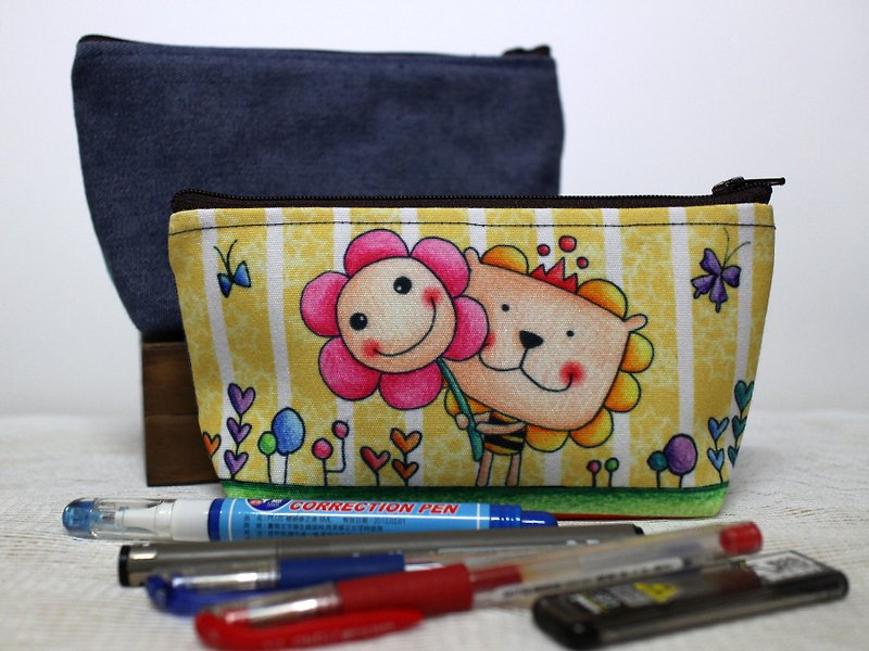 Universal bag/pen bag/cosmetic bag (lion flower) - กระเป๋าเครื่องสำอาง - วัสดุอื่นๆ 