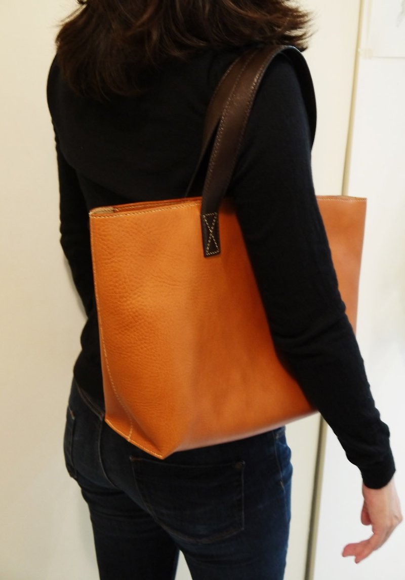 Two-tone classic chocolate toffee leather tote bag handmade Tote - กระเป๋าถือ - หนังแท้ สีนำ้ตาล