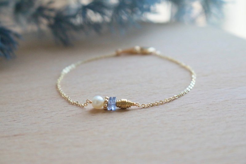 30% off at the end of the year, cordierite pearl bracelet - สร้อยข้อมือ - เครื่องเพชรพลอย สีน้ำเงิน