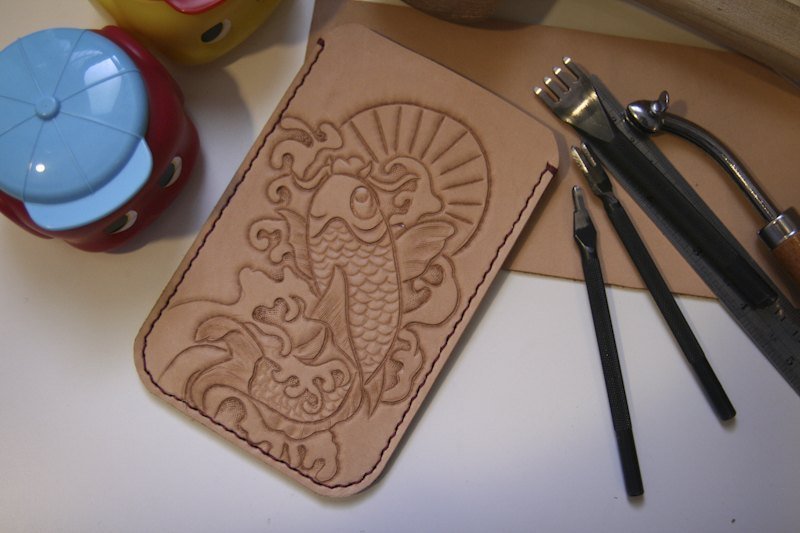 手工縫製皮雕手機套(鯉魚)-for HTC new one. i PHONE 5 - 手機殼/手機套 - 真皮 