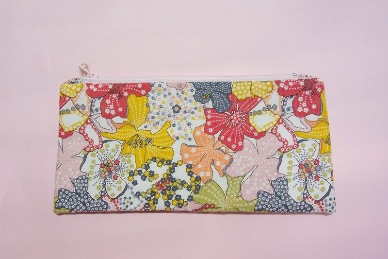 Flat pencil case in pink Liberty floral print - กล่องดินสอ/ถุงดินสอ - วัสดุอื่นๆ สึชมพู