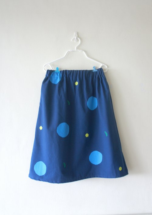 Turn a nice circle in the dark blue sea / Round cotton skirt