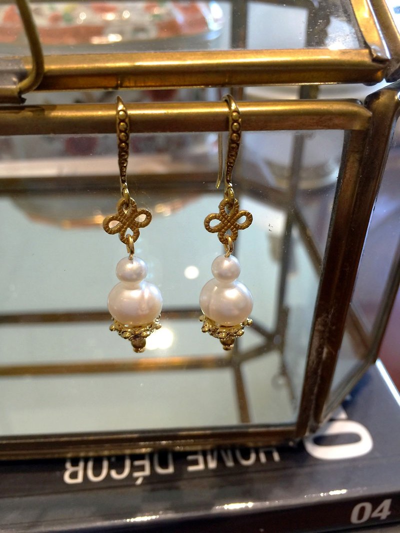 Minertés+ Classical Pearl. Bronze Earrings+ - ต่างหู - ไข่มุก ขาว