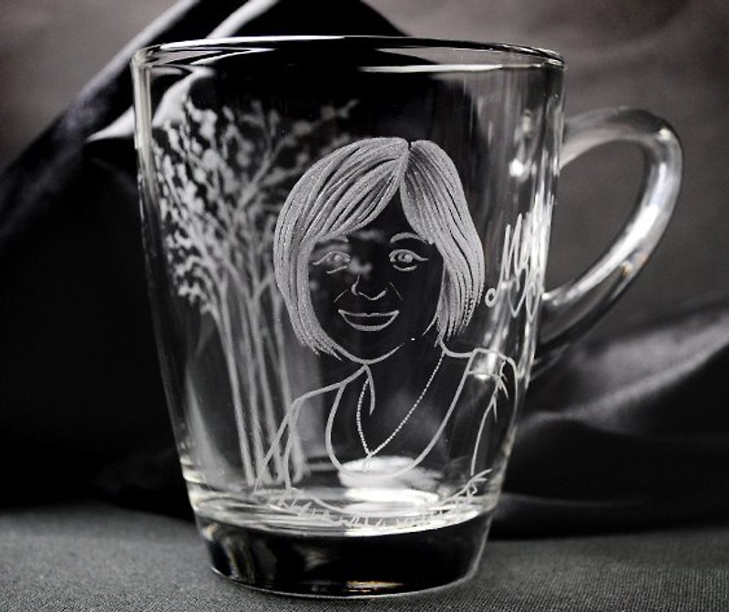 320cc手描きのレタリングレタリング母の日のプレゼントで作られたレタリングのマグカップ（現実的な肖像画が作った）ママママカップマグカップ私はママを愛して[でき] - 似顔絵 - ガラス ブラック