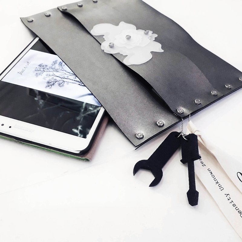 Stylish awarded stitchless micro fiber tablet case & clutch with gift box - กระเป๋าคลัทช์ - หนังเทียม สีเงิน