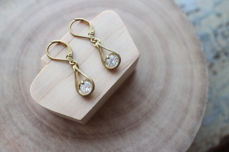 Water drop-Zircon Brass handmade earrings - ต่างหู - โลหะ 