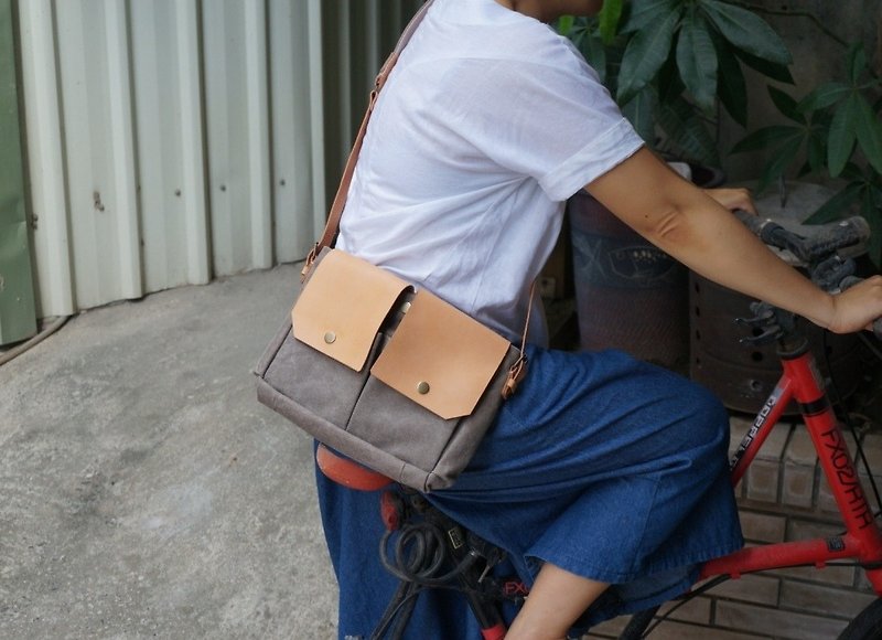 Canvas + leather diagonal shoulder bag - กระเป๋าแมสเซนเจอร์ - วัสดุอื่นๆ 
