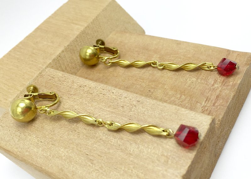 Shy Ruby ~ twist (brass red crystal clip earrings) - ต่างหู - โลหะ สีนำ้ตาล