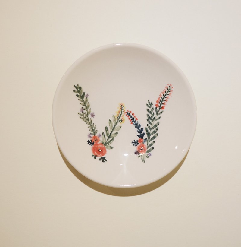 Hand-painted small porcelain plate-letter W-customized, name - จานเล็ก - เครื่องลายคราม สีแดง
