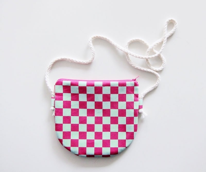 Semi-slung zipper bag / purse mint green plaid pink (also choose other purse fabric patterns) - กระเป๋าแมสเซนเจอร์ - วัสดุอื่นๆ สึชมพู