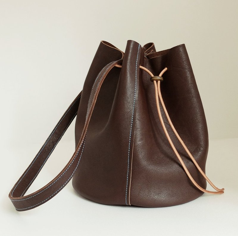 Unfettered minimalist leather bucket bag umber - กระเป๋าแมสเซนเจอร์ - หนังแท้ สีนำ้ตาล