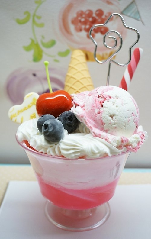 手工制缤纷冰淇淋点心杯杯 (草莓樱桃)