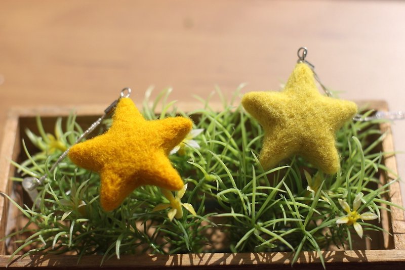 Wishing Star Mobile Phone Strap Christmas Exchange Gift Natural Plant Dyed Turmeric Sophora Japonica Customized - Keychains - Plants & Flowers Yellow