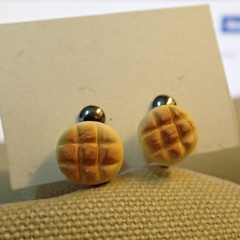 Journey back-food series: sweet plaid bag * hand made miniature resin (clip earrings) - ต่างหู - วัสดุอื่นๆ สีนำ้ตาล
