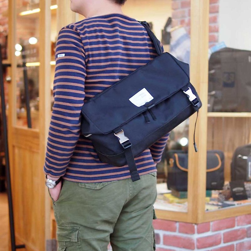 Japanese casual material waterproof messenger bag Made in Japan by SUOLO - กระเป๋าแมสเซนเจอร์ - วัสดุกันนำ้ สีดำ