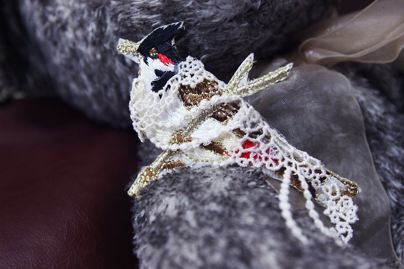 Bird  embroidery pin穿蕾絲的畫眉鳥扣針 - 胸針 - 其他材質 紅色