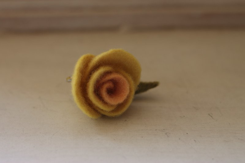 天然植物染玫瑰胸針兼髮夾 槐花+九重葛 - 胸針/心口針 - 羊毛 黃色