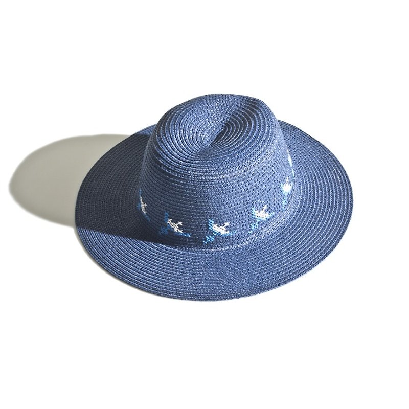 基本的な青いストローハットの上のx - 帽子 - 紙 ブルー