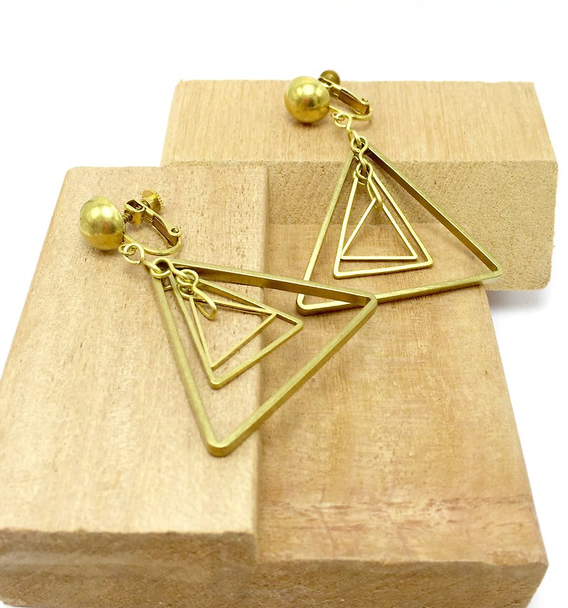 三菱鏡（黃銅夾式耳環） - ต่างหู - โลหะ สีนำ้ตาล