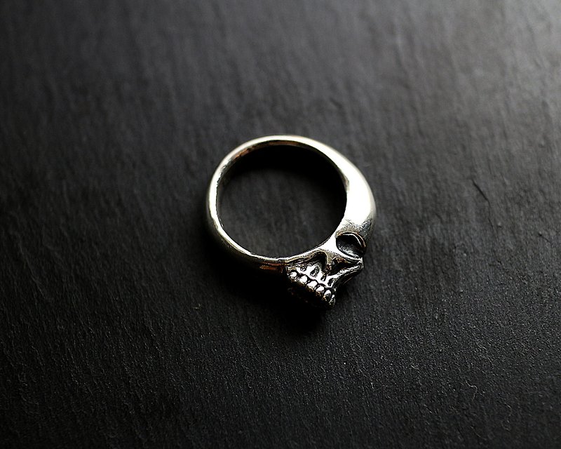 Alive sterling silver side skull ring - แหวนทั่วไป - โลหะ 