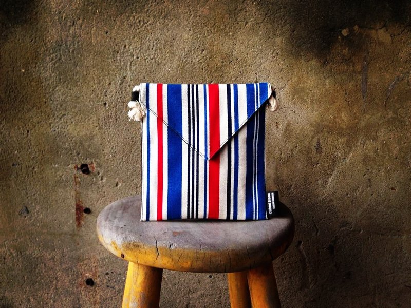 【ショルダーバッグ/封筒パケットMINIバッグ - 古典的な色の青と赤のストライプ] - ショルダーバッグ - その他の素材 
