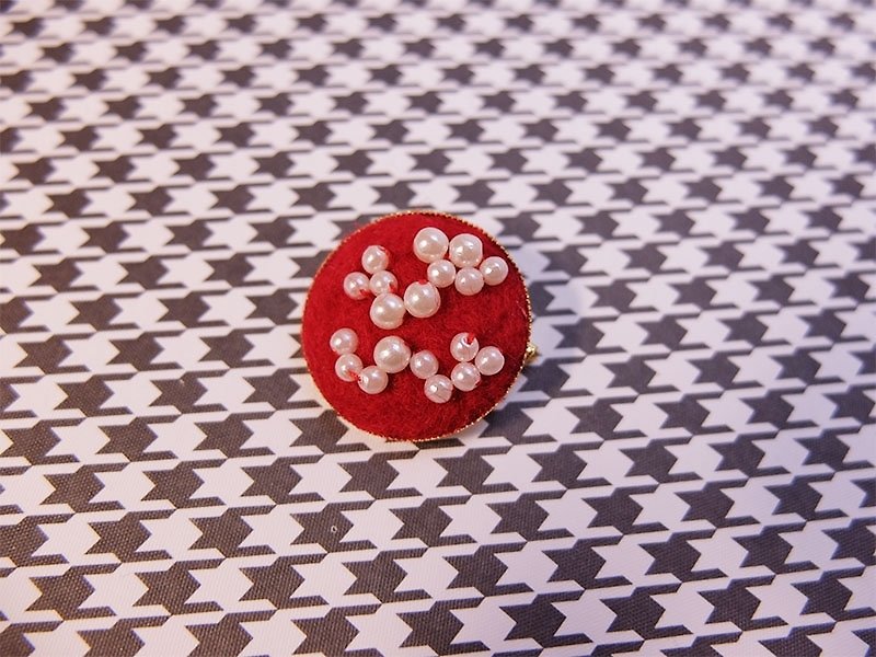 UNEウールの女性の真珠のブローチ - 赤 - ブローチ - ウール レッド