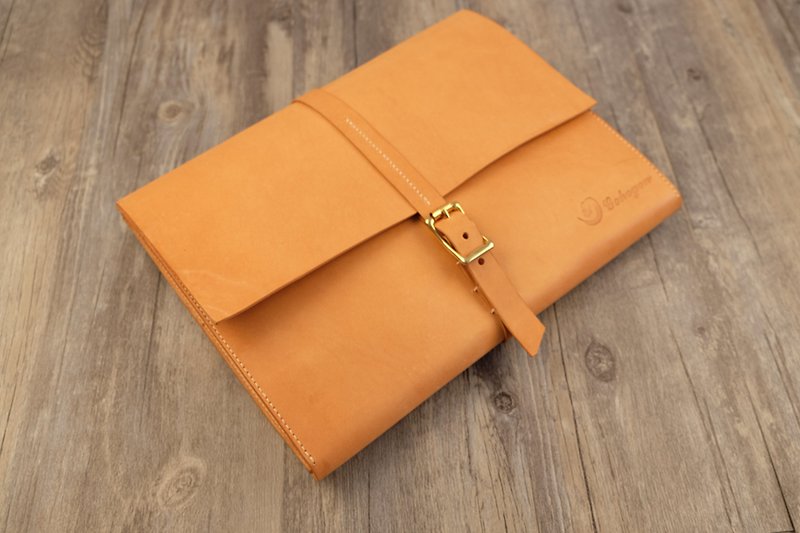 Handmade vegetable tanned leather briefcase - กระเป๋าเอกสาร - หนังแท้ สีทอง