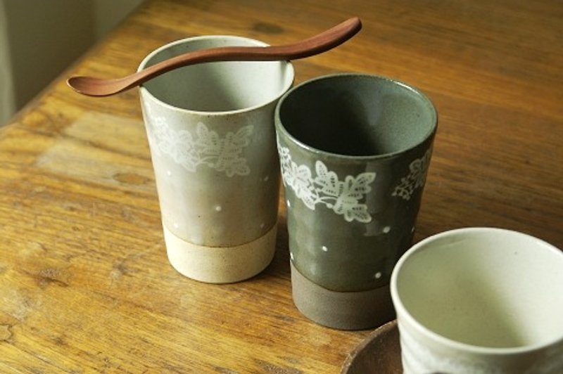 日本IZAWA Lirica蝴蝶蕾絲與點點裝飾啤酒杯/高杯 淺灰加原木長匙 - 花瓶/陶器 - 其他材質 灰色