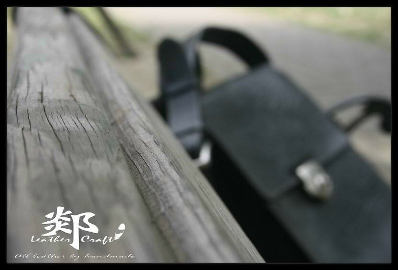 Handmade fashion leather men's cross-body bag - กระเป๋าแมสเซนเจอร์ - หนังแท้ สีดำ