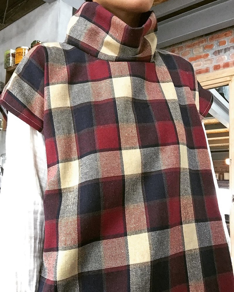 Natural hand-made clothes flannel hedging short-sleeved high-necked blouse long - จัมพ์สูท - วัสดุอื่นๆ สีแดง