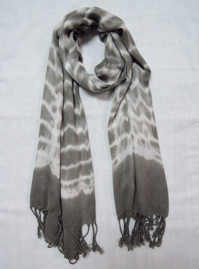 [Mumu dyed with grass and wood] olive leaf dyed dark gray green cotton tie dyed scarf - ผ้าพันคอ - ผ้าฝ้าย/ผ้าลินิน สีเทา