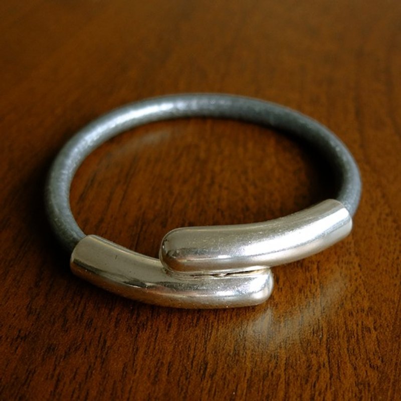 Simple Life Leather bracelet (metallic silver) - สร้อยข้อมือ - หนังแท้ สีเทา