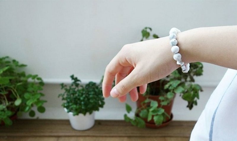 [Natural Stone Series] Handmade White Turquoise Necklace - Bracelets - Gemstone White