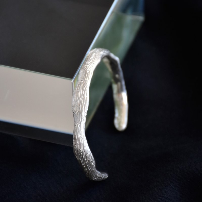 S925純銀手工客製隨意不規則樹紋紋理素銀開口手鐲 - 手鍊/手環 - 純銀 灰色