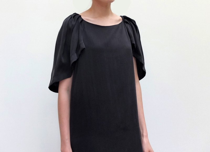 Black low-key glossy silk ruched shoulder dress - ชุดเดรส - ผ้าไหม 