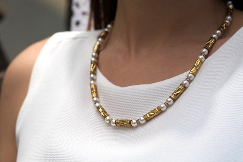 Etched brass pearl necklace - สร้อยคอ - วัสดุอื่นๆ 