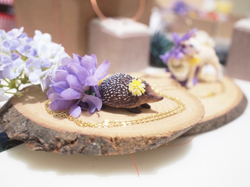 【アニマルパーティーシリーズ】パープルフラワーリトルハリネズミネックレス - ネックレス - プラスチック パープル