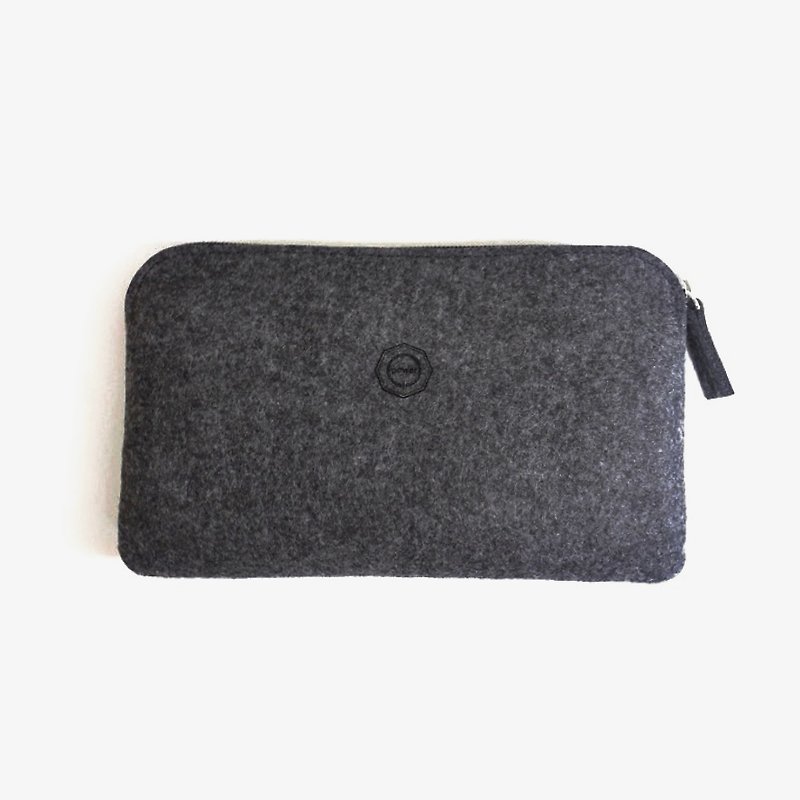 Simple wool felt clutch bag / stone pattern deep hemp gray can be used as pencil case. Mobile phone bag. Cosmetic bag. Passport bag - กระเป๋าคลัทช์ - ขนแกะ สีเทา