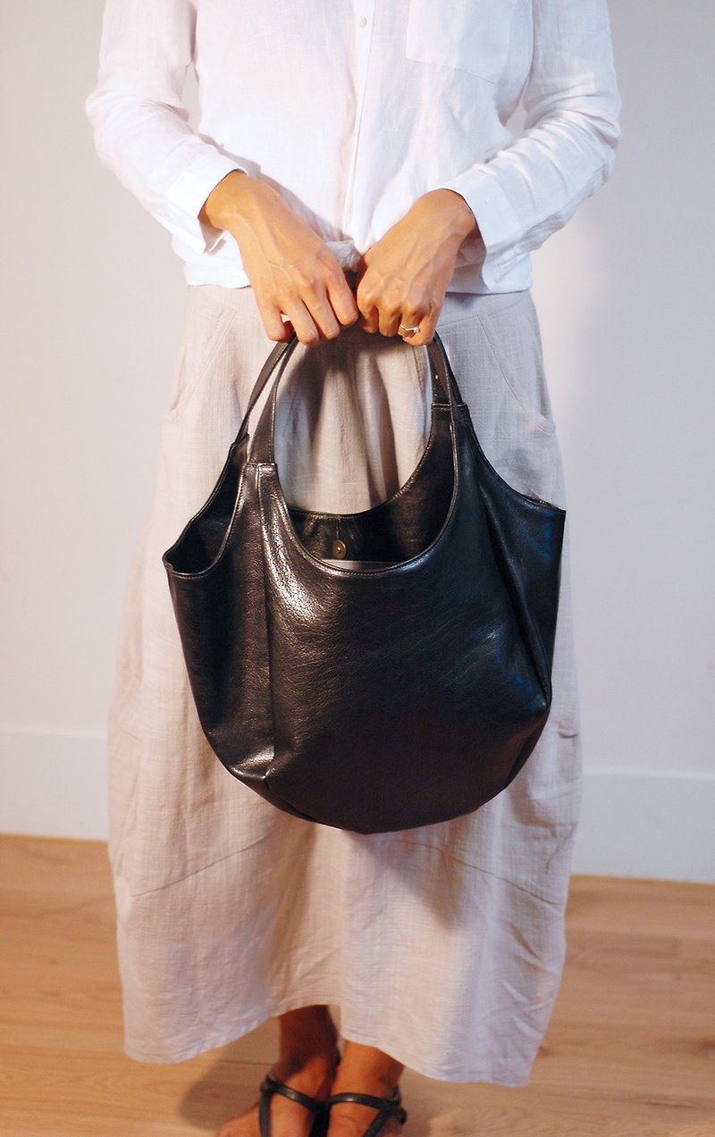 Dimensional cut leather shoulder bag - black M - กระเป๋าแมสเซนเจอร์ - หนังแท้ สีดำ