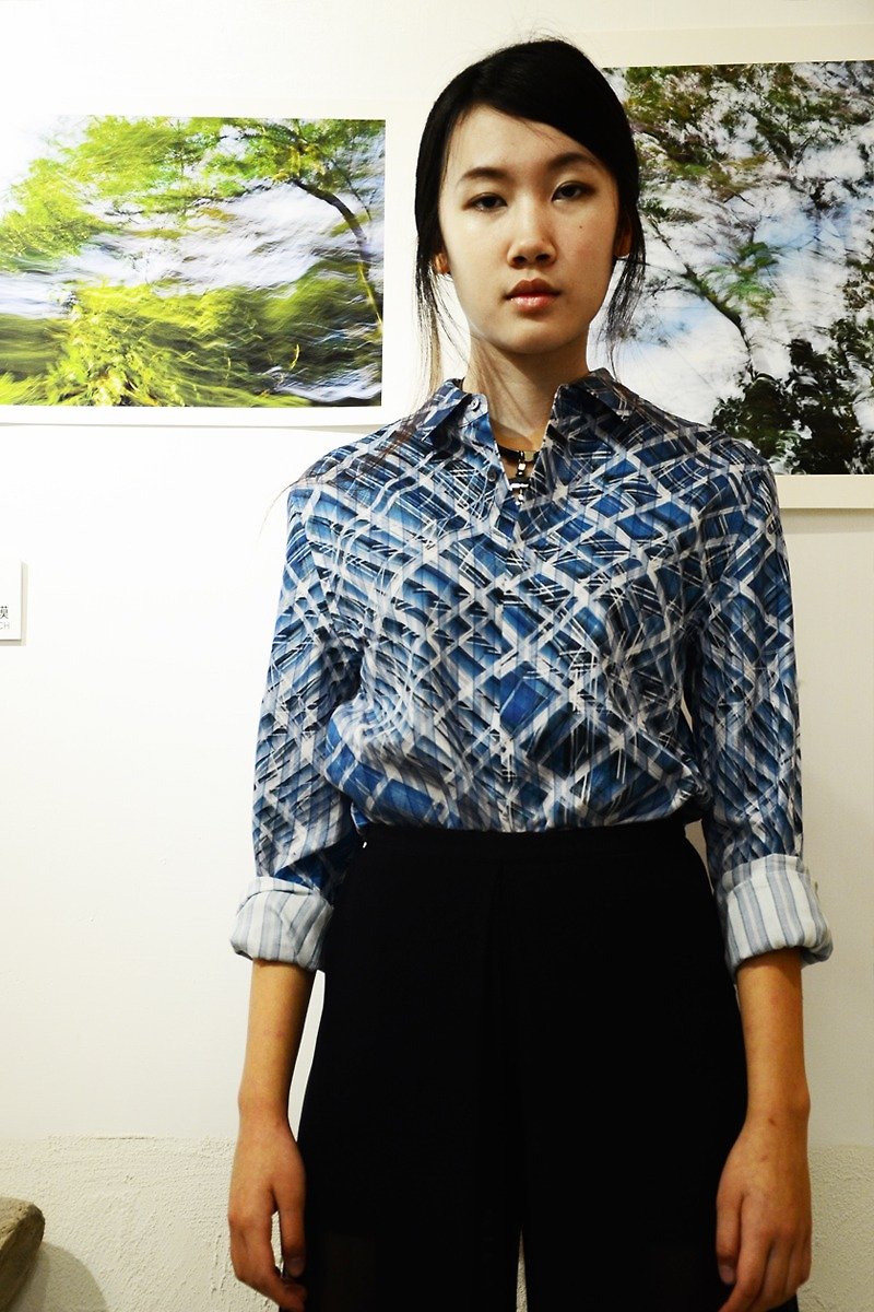 "Disappearing Glass Walls" Striped print unisex blouse (Hong Kong Design brand) - เสื้อเชิ้ตผู้หญิง - ผ้าฝ้าย/ผ้าลินิน สีน้ำเงิน