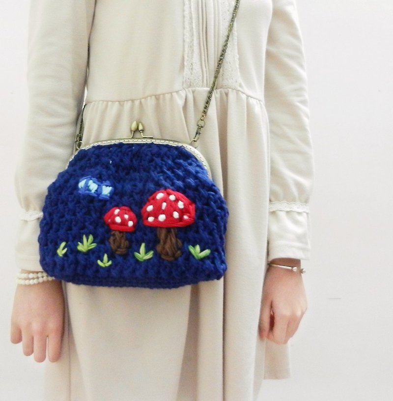 独立原创·鉤織系列刺绣蘑菇深蓝色口金包冬日圣诞礼物 - 側背包/斜背包 - 繡線 藍色